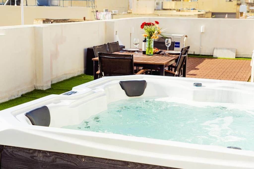 Ferienwohnung Luxury Designer Penthouse With Private Jacuzzi Sliema Exterior foto